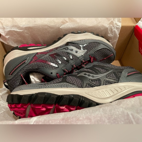 BNWT Saucony Grid Escape TR5 Hiking Trail Running Shoes - Charcoal/Cherry - Picture 4 of 5